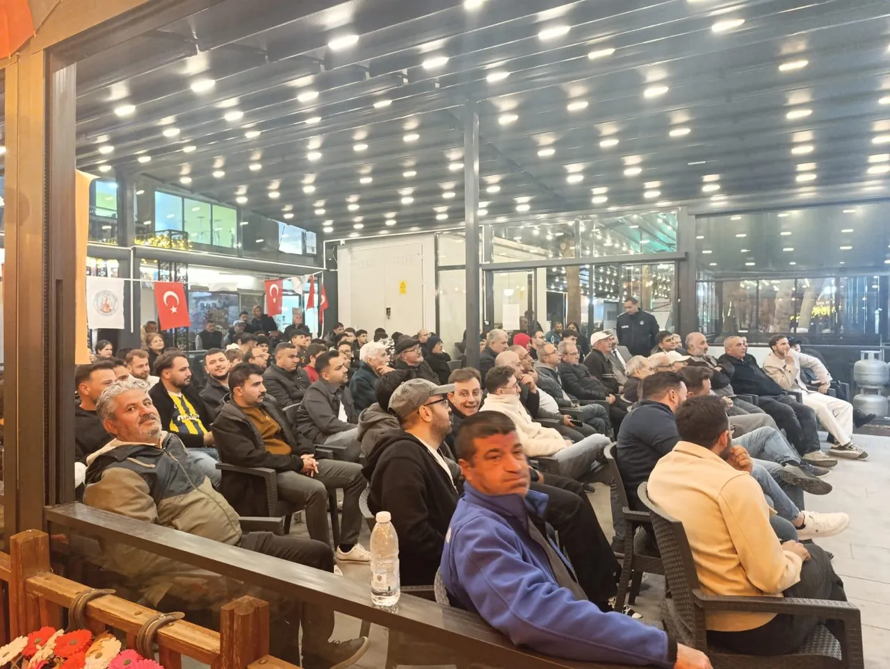 Derbi Heyecanı Belediyesi Sosyal Tesislerinde dev ekranda yaşanıyor