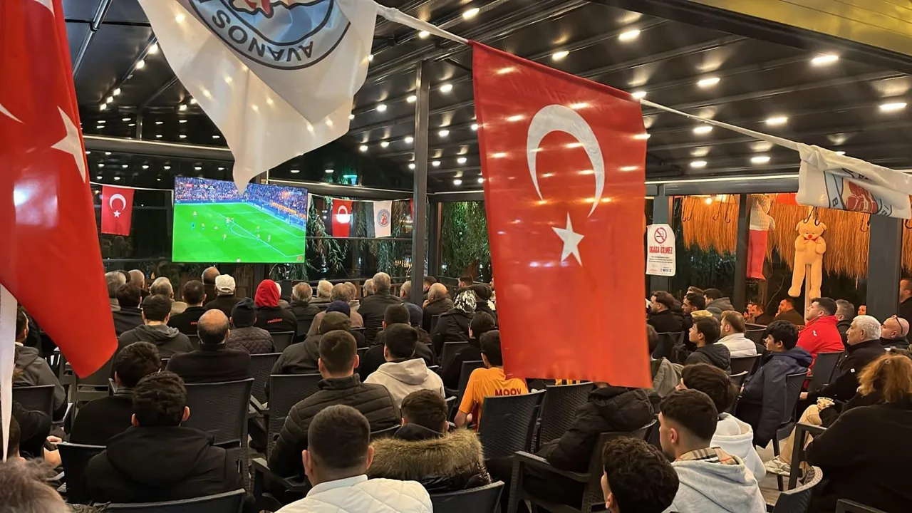 Derbi Heyecanı Belediyesi Sosyal Tesislerinde dev ekranda yaşanıyor