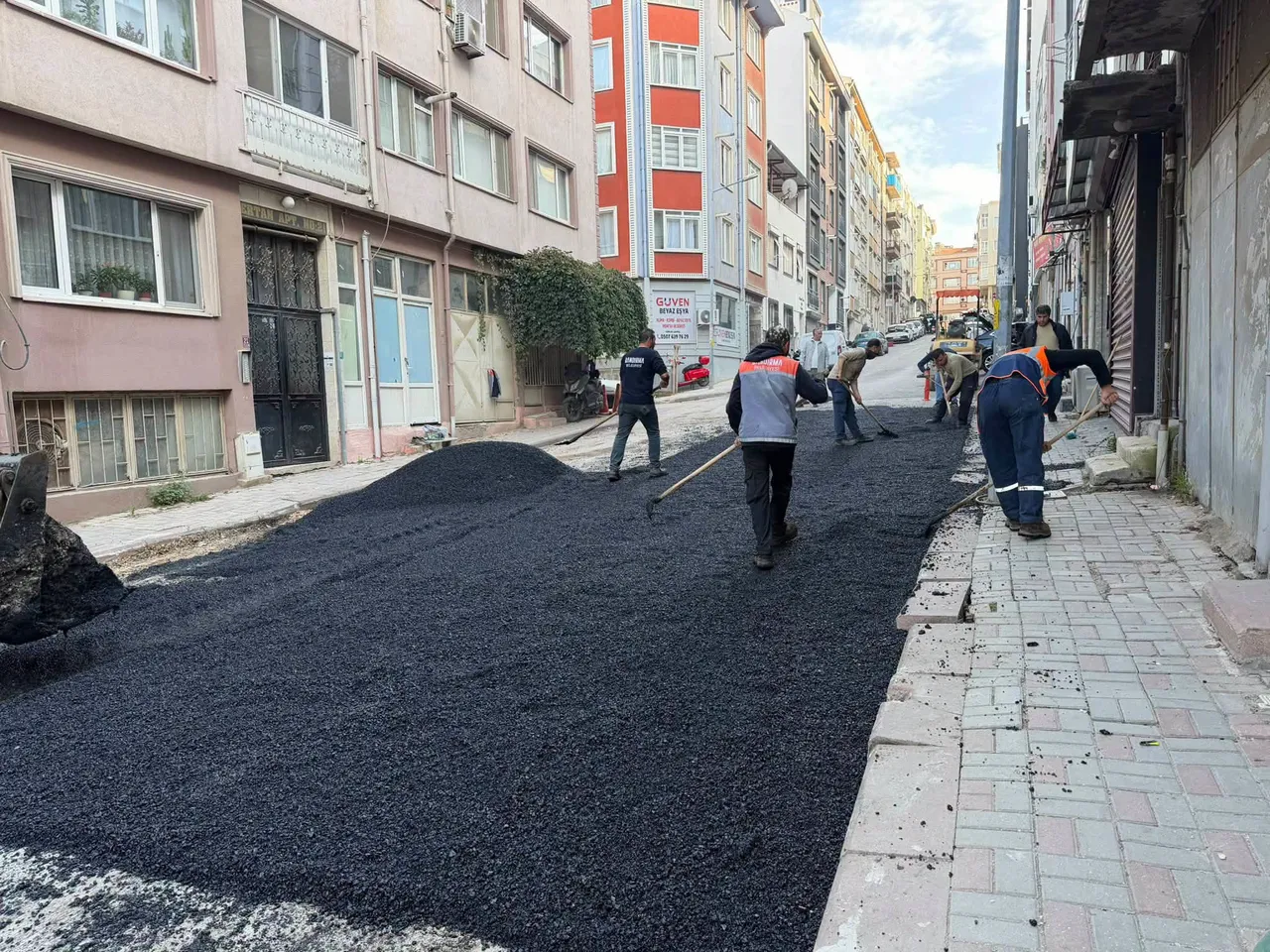 Bandırma Belediyesi, Bandırma'nın her köşesinde çalışmaya devam ediyor