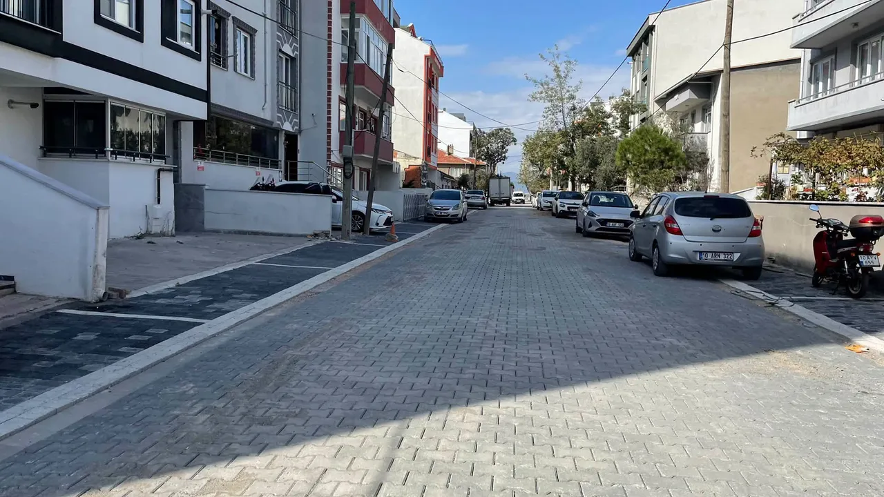 Bandırma Belediyesi, Bandırma'nın her köşesinde çalışmaya devam ediyor