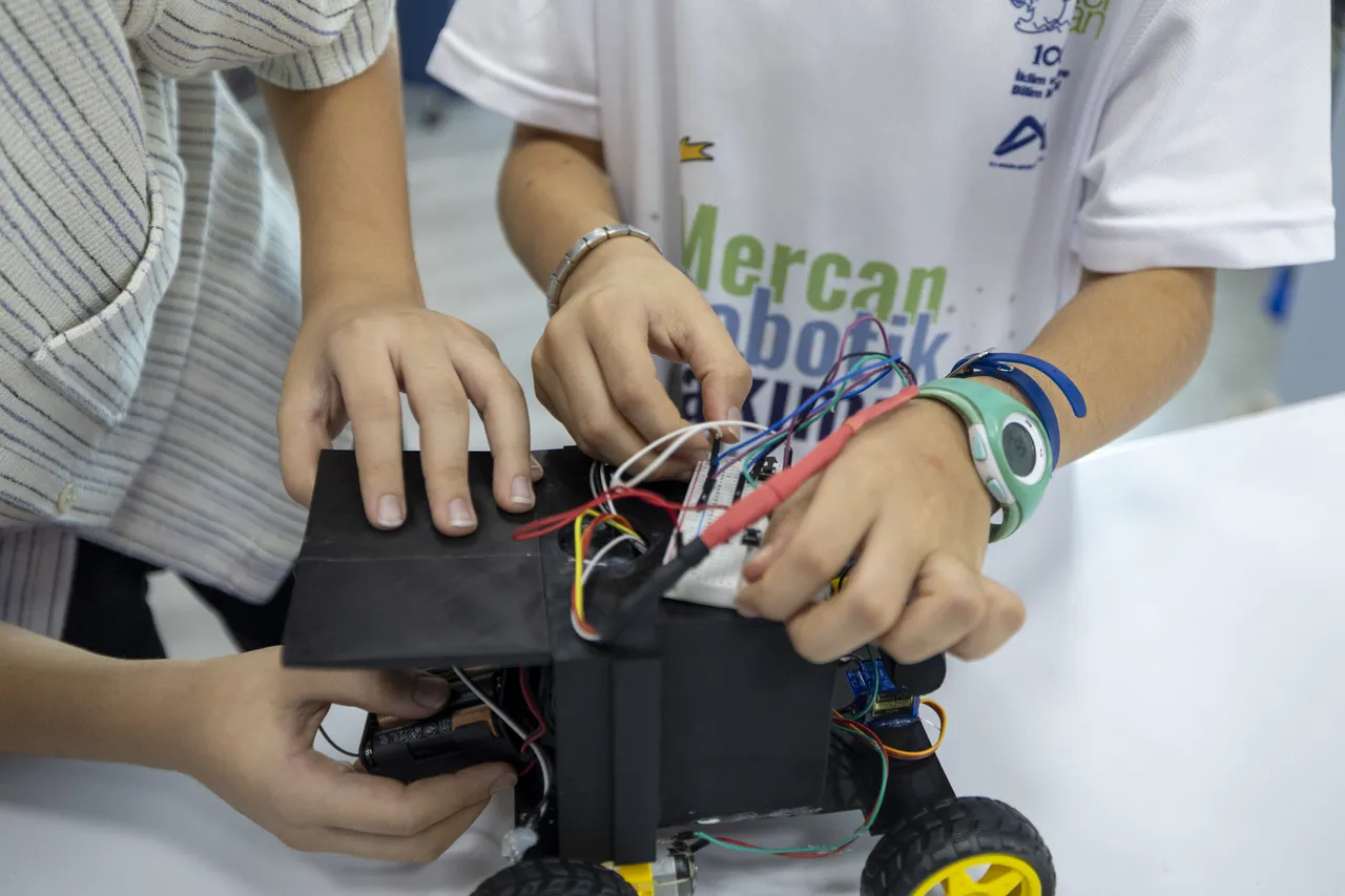 Büyükşehir Mercan’da genç yetenekler, robotik yarışmasında bölge ve Türkiye dereceleri elde etti