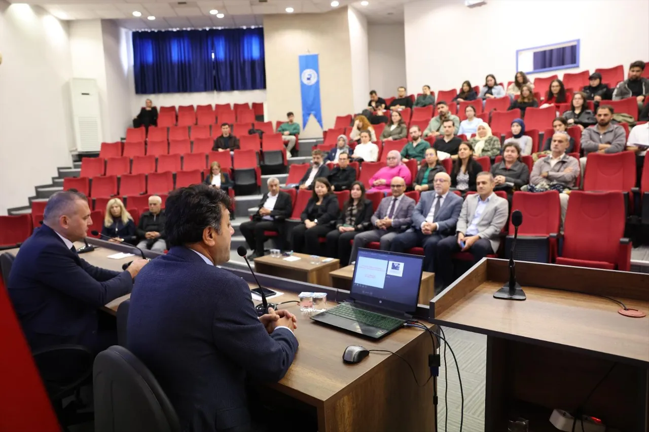 PAÜ’de “Türkiye’de Cumhuriyet Düşüncesinin Tarihsel Gelişimi ve Atatürk” konulu bir konferans yapıldı