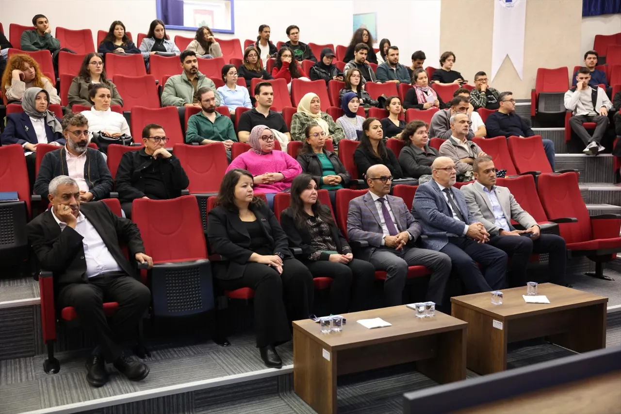 PAÜ’de “Türkiye’de Cumhuriyet Düşüncesinin Tarihsel Gelişimi ve Atatürk” konulu bir konferans yapıldı