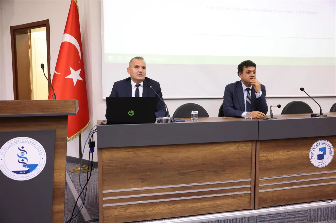 PAÜ’de “Türkiye’de Cumhuriyet Düşüncesinin Tarihsel Gelişimi ve Atatürk” konulu bir konferans yapıldı