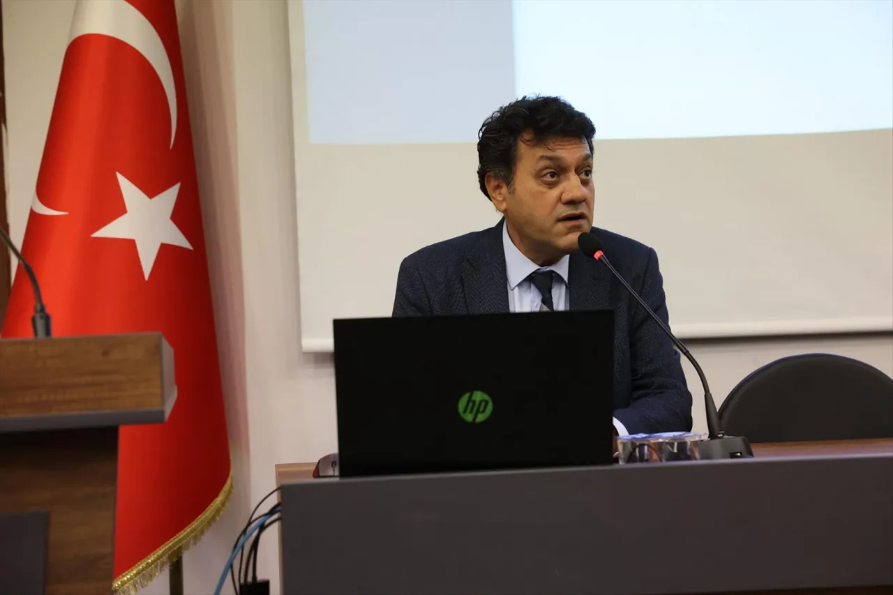 PAÜ’de “Türkiye’de Cumhuriyet Düşüncesinin Tarihsel Gelişimi ve Atatürk” konulu bir konferans yapıldı
