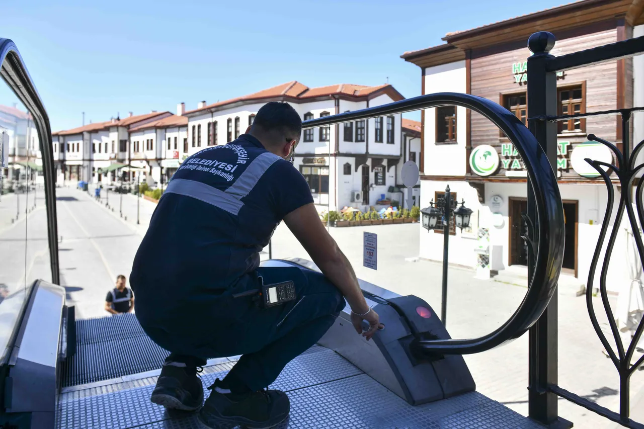 Yürüyen merdivenlere müdahale kamerada