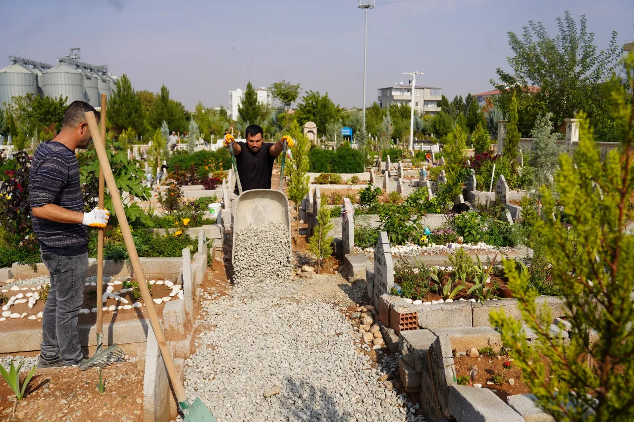 Asri mezarlıkta vefa ve huzur mesaisi