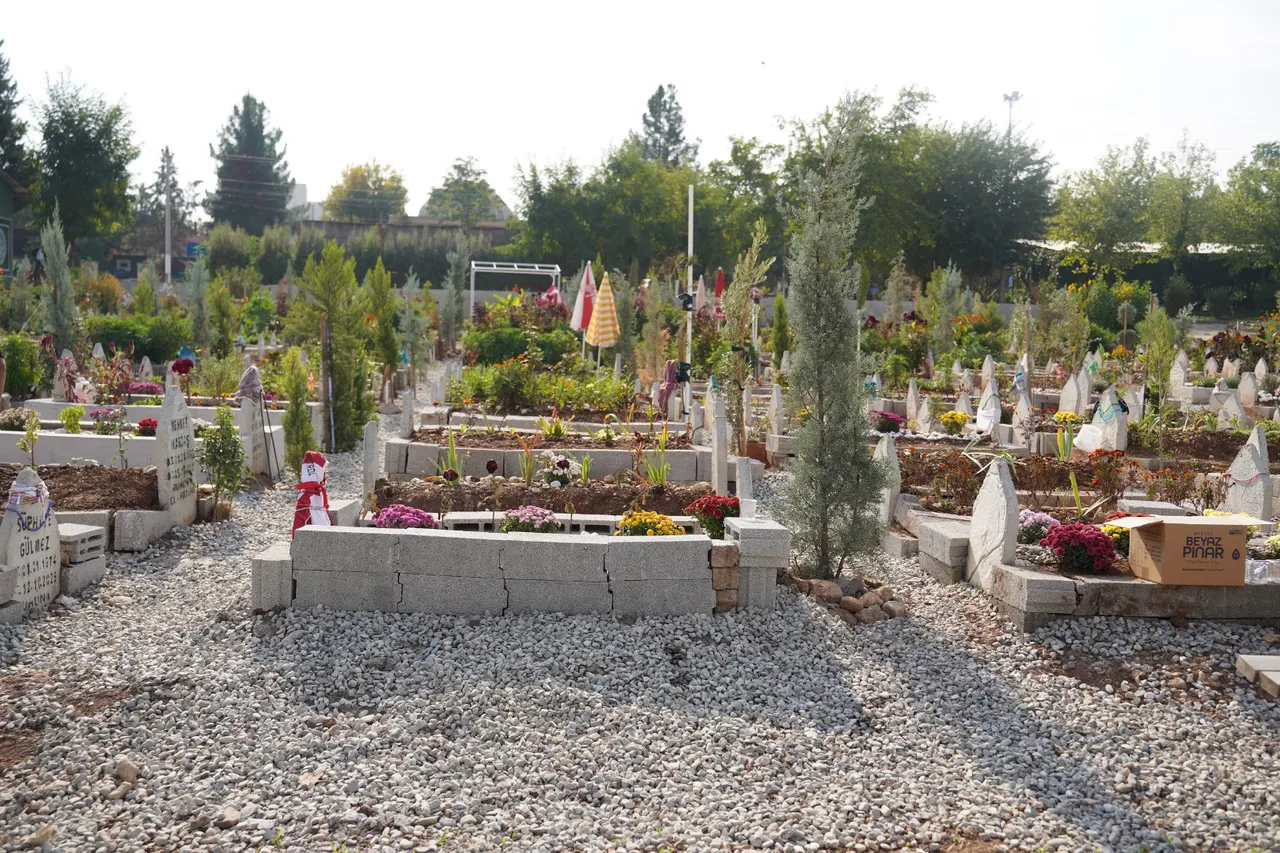 Asri mezarlıkta vefa ve huzur mesaisi