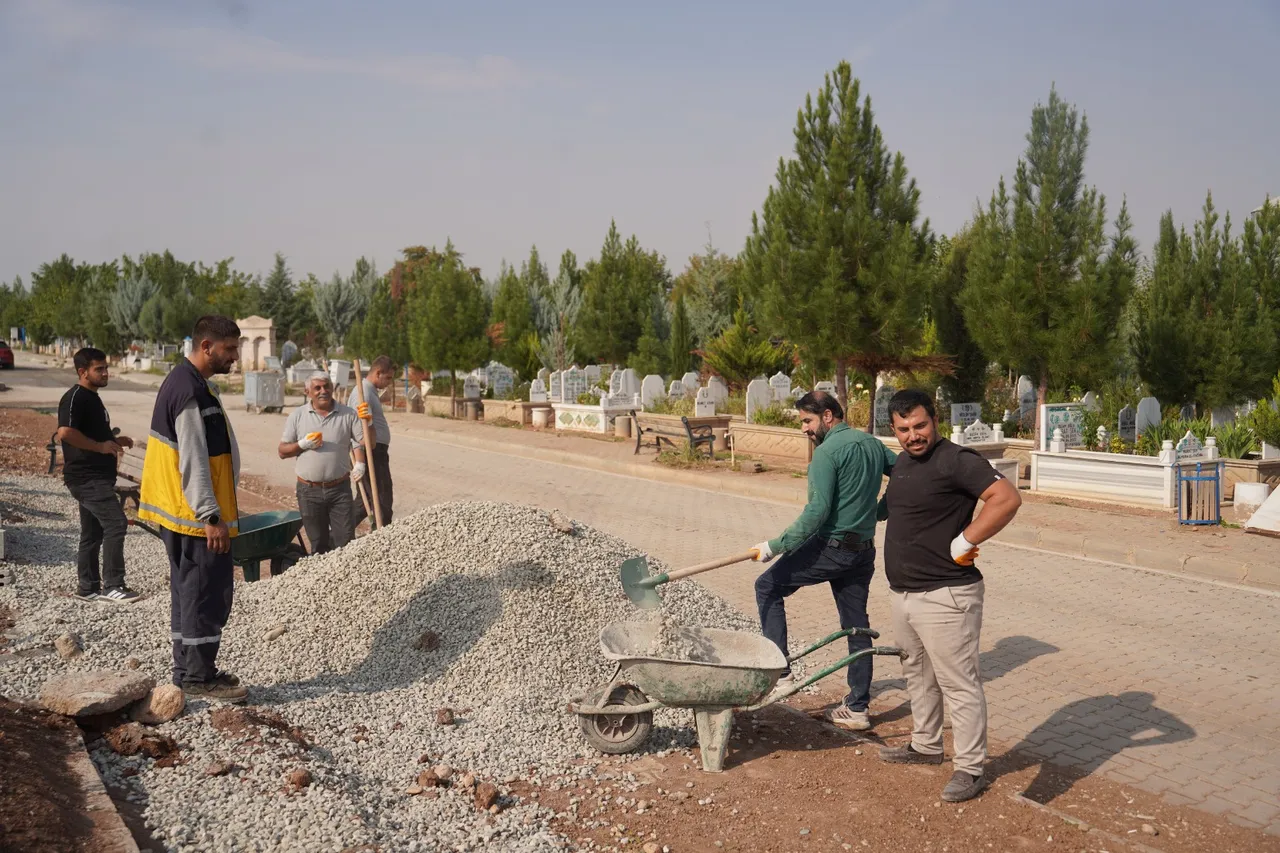 Asri mezarlıkta vefa ve huzur mesaisi