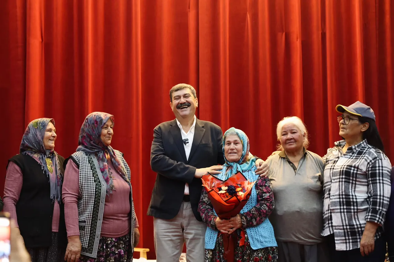 Toroslar’da “Anne Elimi Bırakma” tiyatro oyunu yüreklere dokundu
