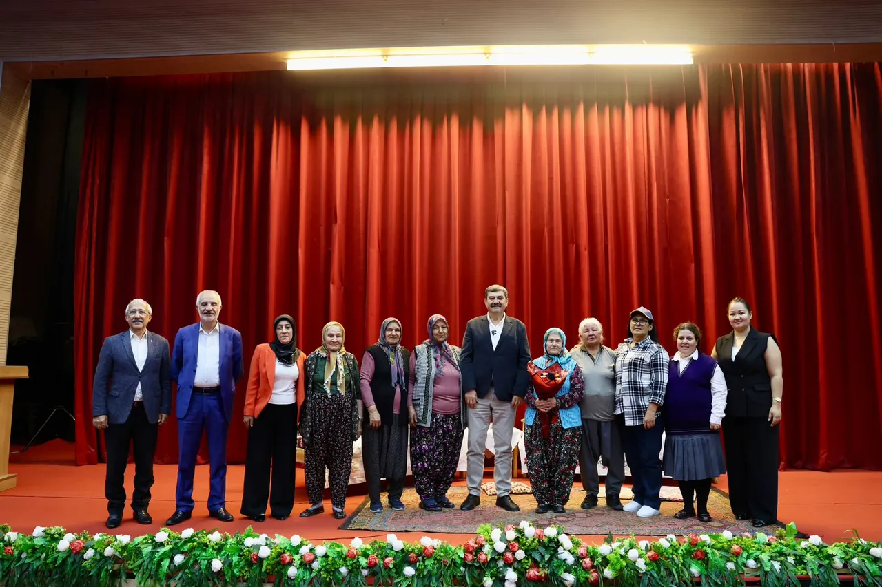 Toroslar’da “Anne Elimi Bırakma” tiyatro oyunu yüreklere dokundu