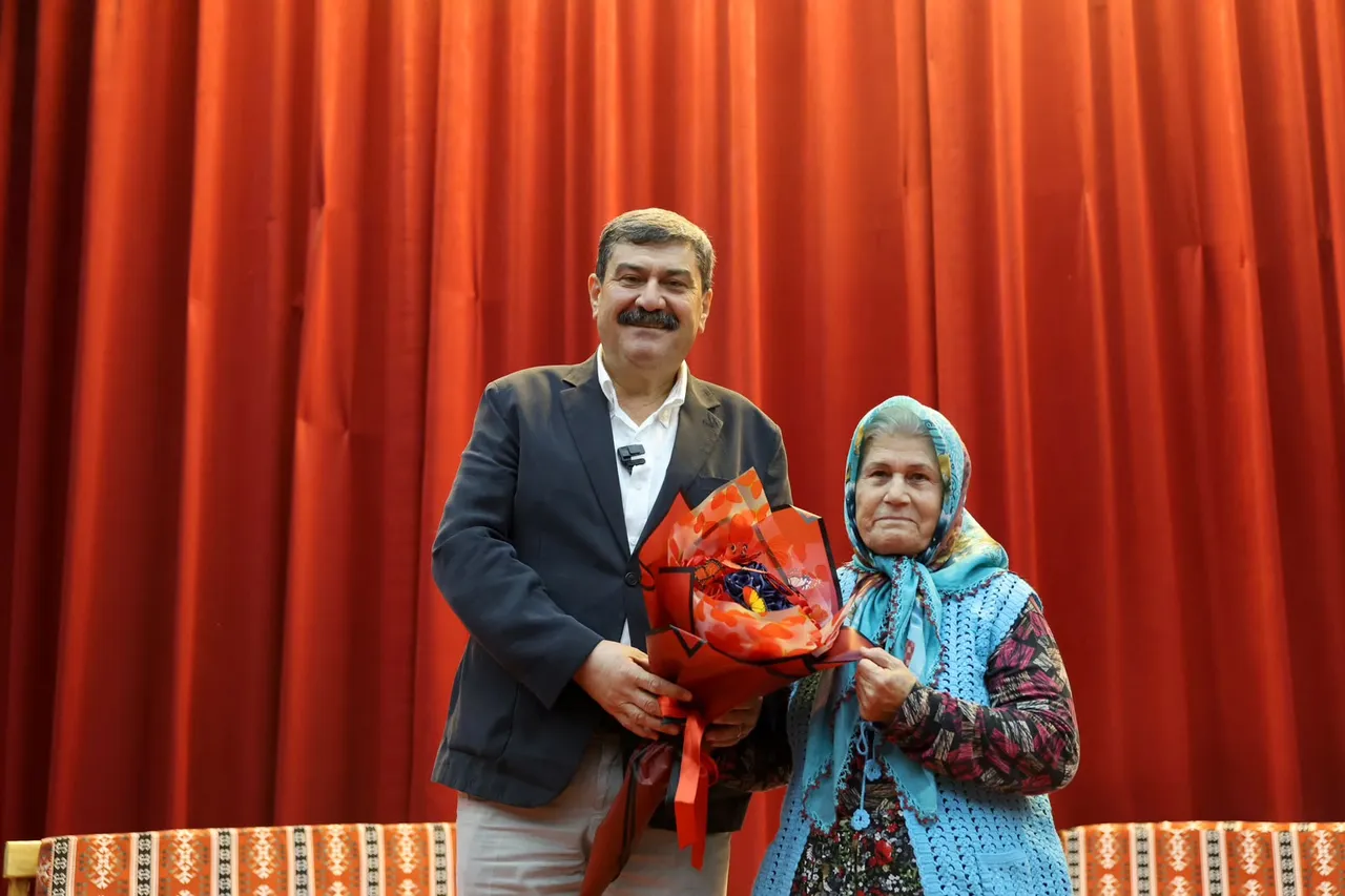 Toroslar’da “Anne Elimi Bırakma” tiyatro oyunu yüreklere dokundu
