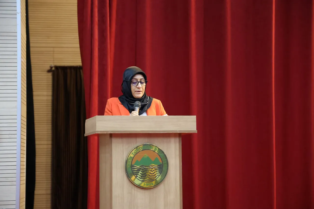 Toroslar’da “Anne Elimi Bırakma” tiyatro oyunu yüreklere dokundu