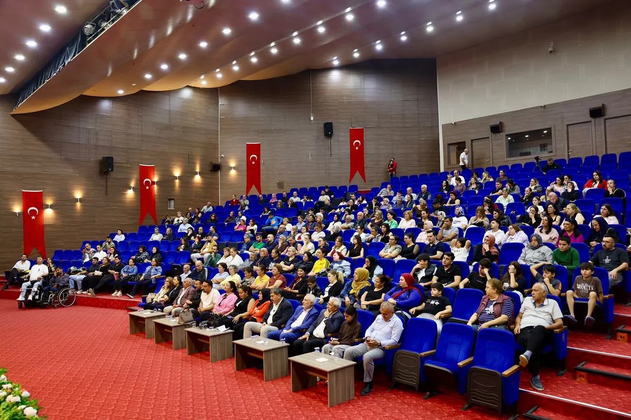 Toroslar’da “Anne Elimi Bırakma” tiyatro oyunu yüreklere dokundu