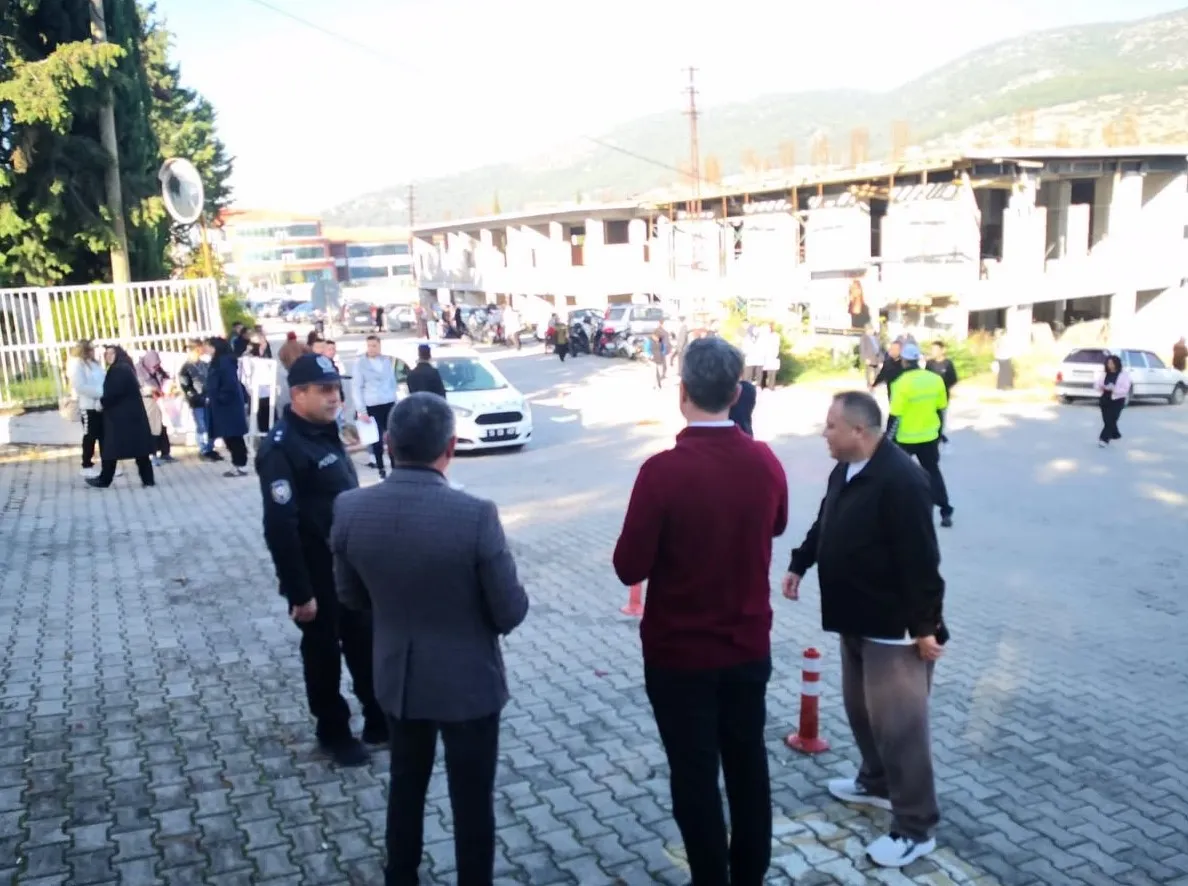 Bucak Kaymakamı Kuruca, KPSS sınavının gerçekleştirileceği okul bölgelerinde incelemelerde bulundu