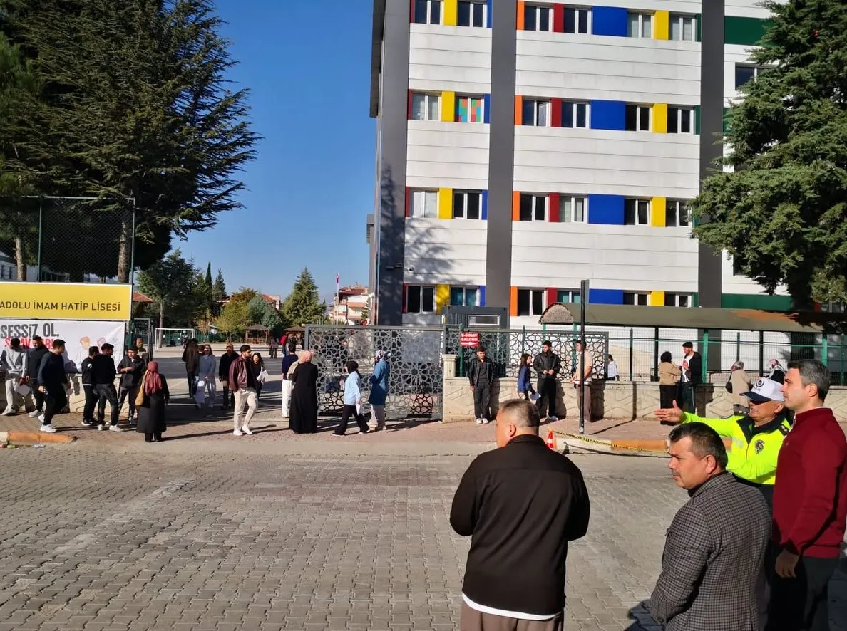 Bucak Kaymakamı Kuruca, KPSS sınavının gerçekleştirileceği okul bölgelerinde incelemelerde bulundu