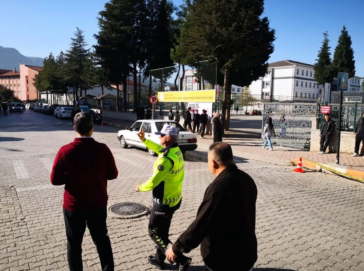 Bucak Kaymakamı Kuruca, KPSS sınavının gerçekleştirileceği okul bölgelerinde incelemelerde bulundu