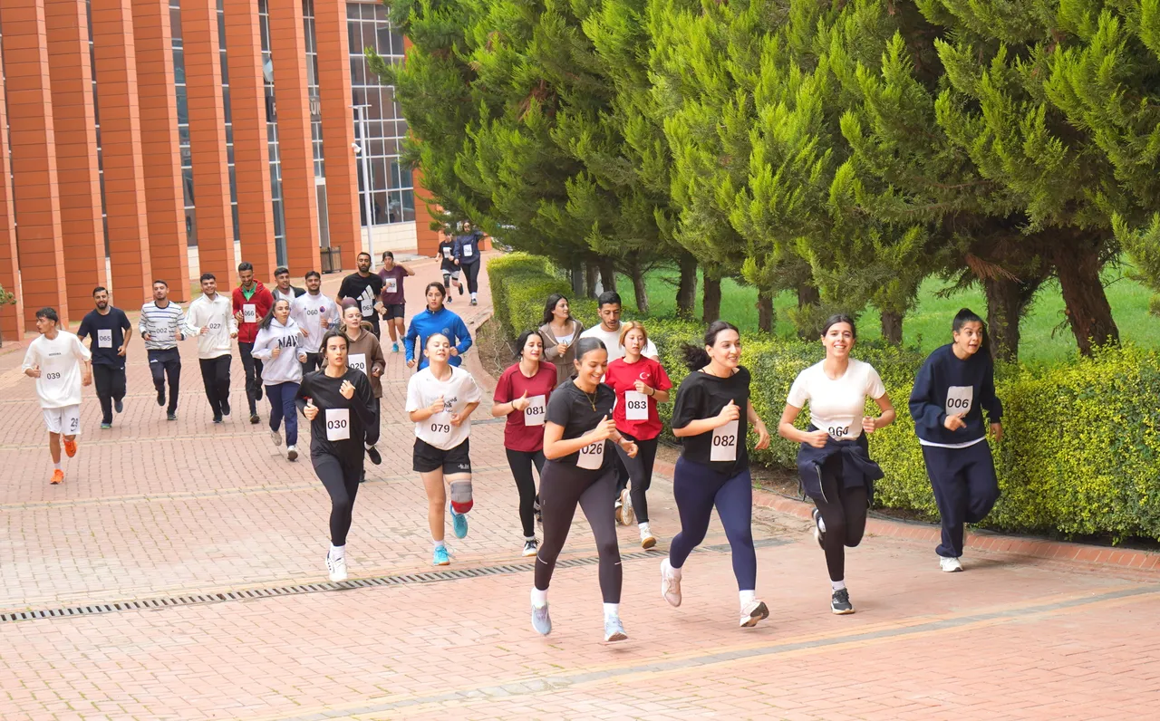 Kilis 7 Aralık Üniversitesinde Cumhuriyet’in 103. yılına özel 1923 metre Yol Koşusu yapıldı