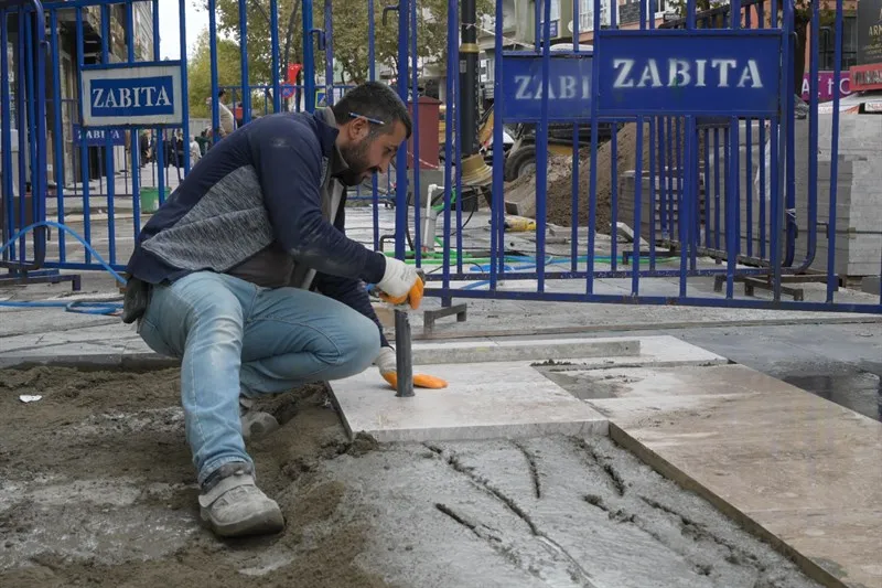 Cumhuriyet Caddesi’nde kaldırım yenileme çalışması yapılıyor
