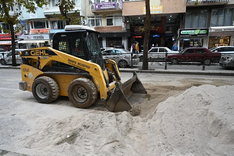 Cumhuriyet Caddesi’nde kaldırım yenileme çalışması yapılıyor
