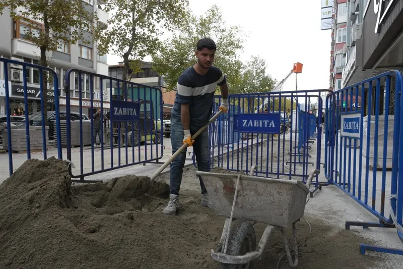 Cumhuriyet Caddesi’nde kaldırım yenileme çalışması yapılıyor