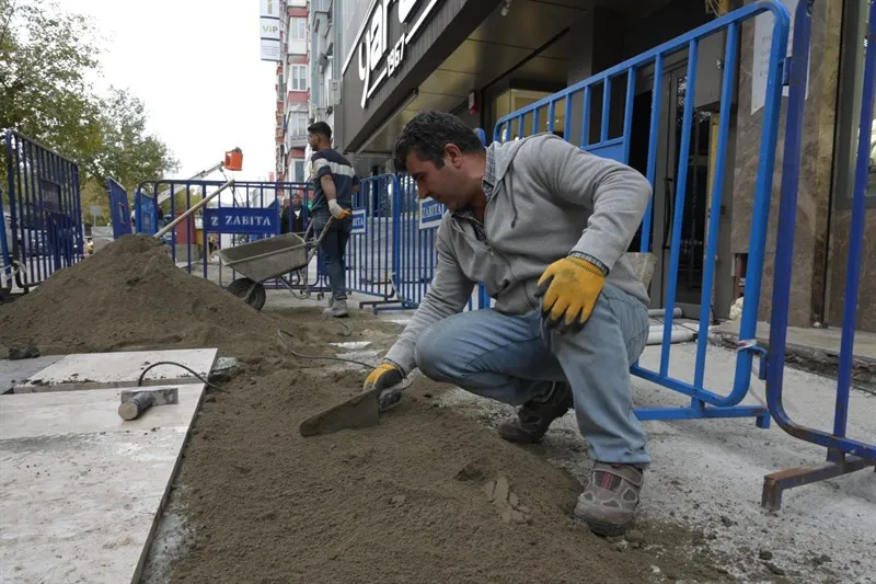 Cumhuriyet Caddesi’nde kaldırım yenileme çalışması yapılıyor