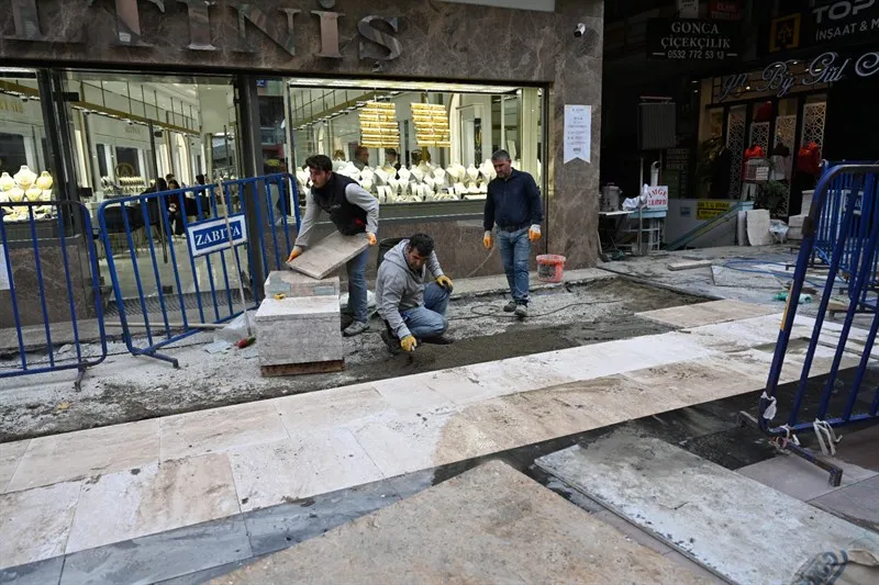 Cumhuriyet Caddesi’nde kaldırım yenileme çalışması yapılıyor