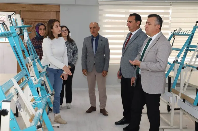 Demirci Kaymakamı Bayram, Aile Destek Merkezi’nde incelemelerde bulundu
