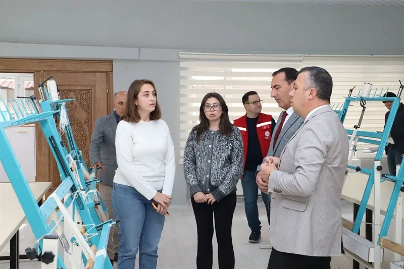 Demirci Kaymakamı Bayram, Aile Destek Merkezi’nde incelemelerde bulundu