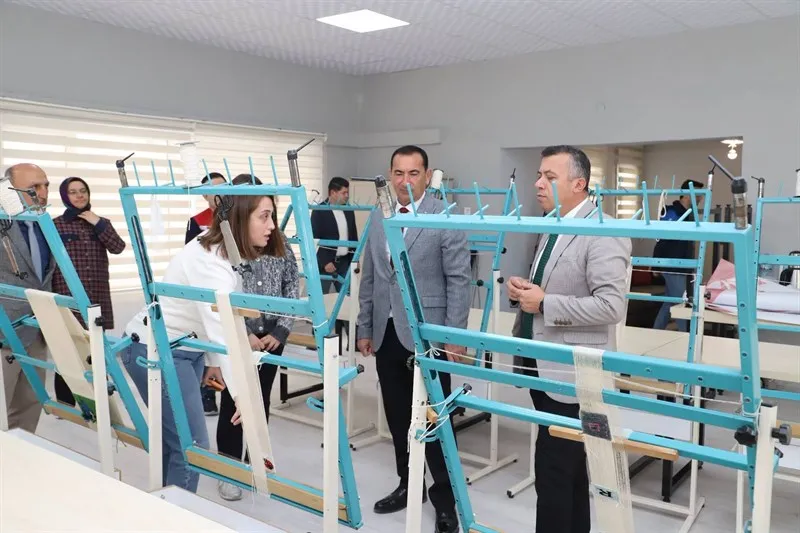 Demirci Kaymakamı Bayram, Aile Destek Merkezi’nde incelemelerde bulundu