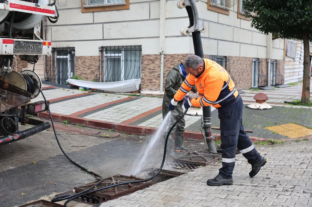 Sultangazi Belediye ekipleri yağış mesaisinde
