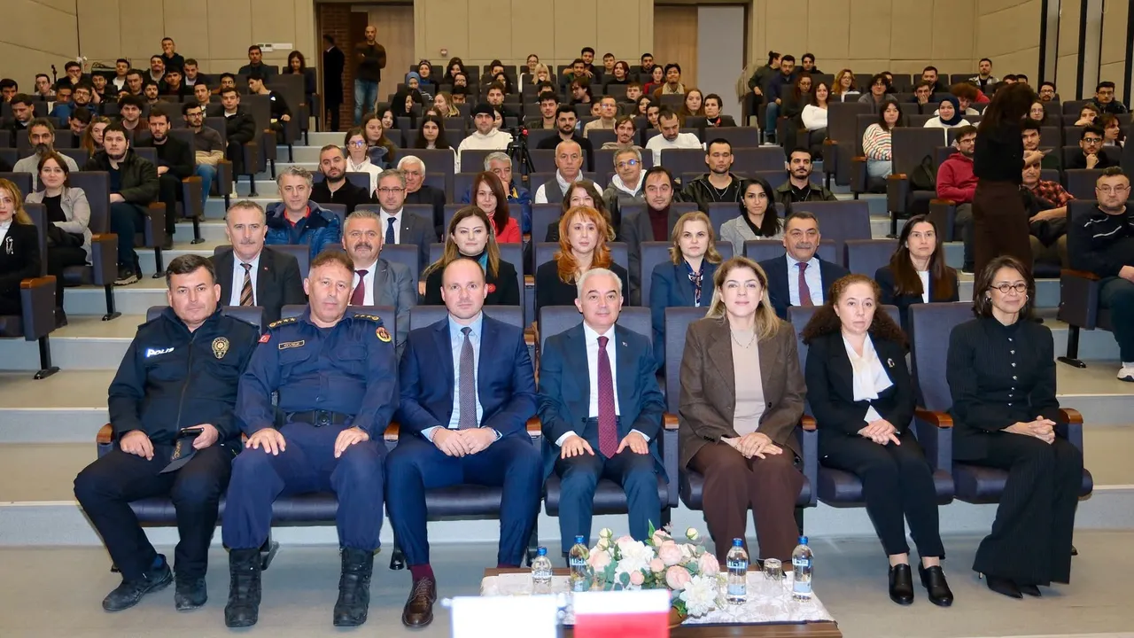 Kırklareli Belediyesi, Osmanlı’dan Cumhuriyet’e Toplumsal Kalkınmada Bilim ve Eğitim Konulu Cumhuriyet Bayramı Paneli’ne katıldı