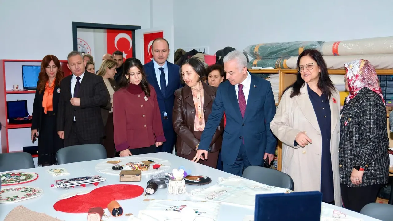 Kırklareli Belediyesi, Üreten Kadınlarla Yaşayan Cumhuriyet temasıyla düzenlenen programa katıldı