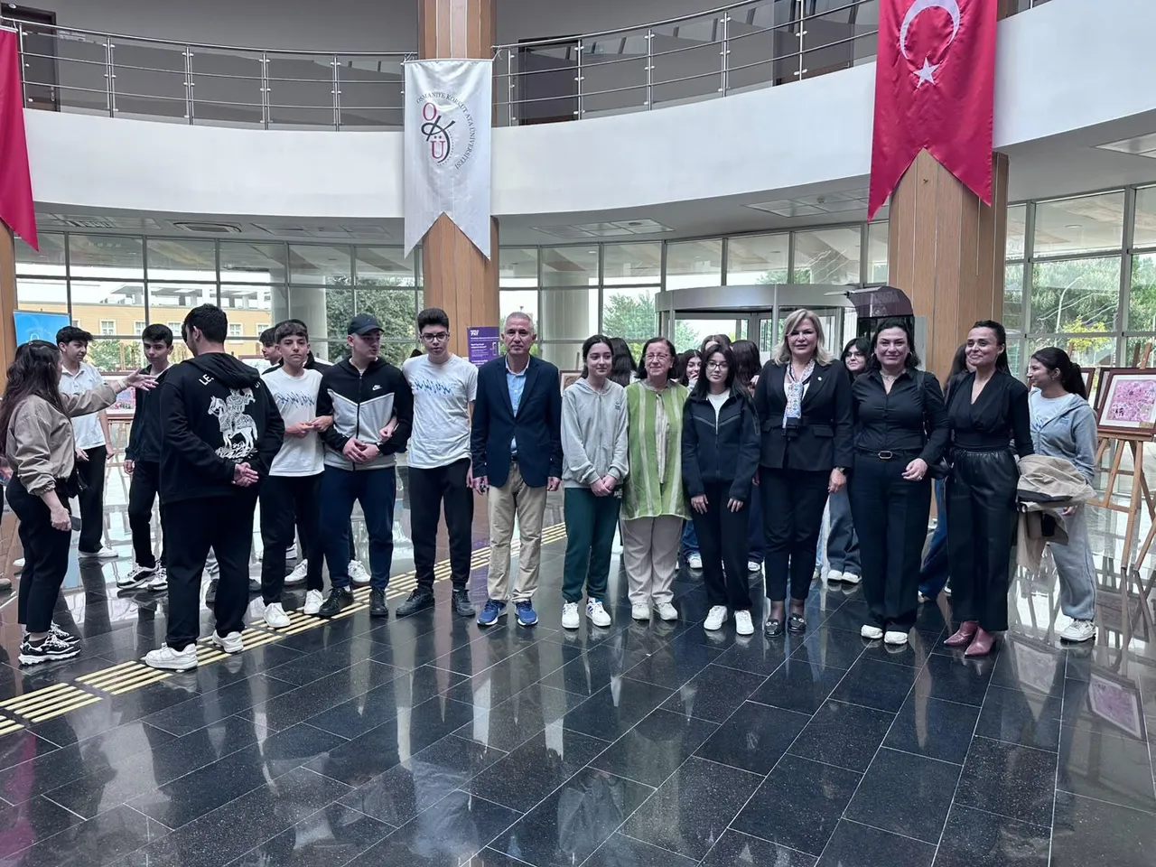 Osmaniye Korkut Ata Üniversitesinde “İnsan Dünyadır” minyatür sergisi açıldı