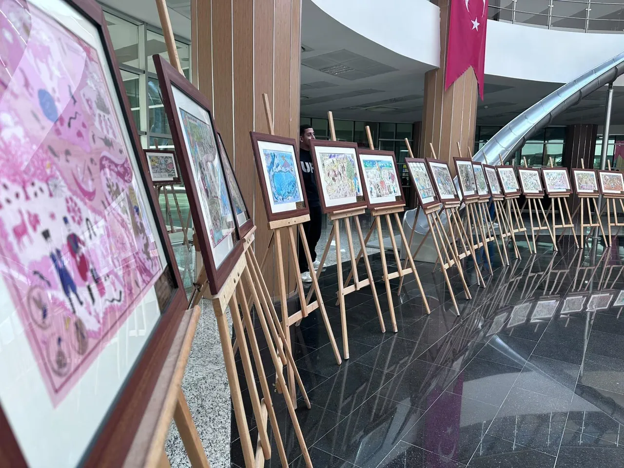 Osmaniye Korkut Ata Üniversitesinde “İnsan Dünyadır” minyatür sergisi açıldı