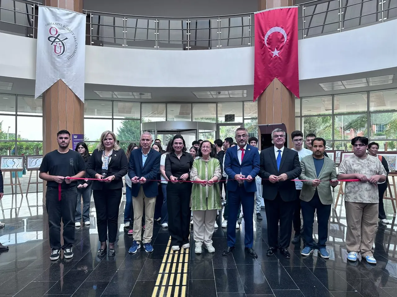 Osmaniye Korkut Ata Üniversitesinde “İnsan Dünyadır” minyatür sergisi açıldı