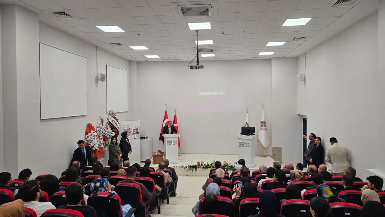 MAÜ Midyat Sanat ve Tasarım Fakültesinde açılış dersi Veysi Şahin’den