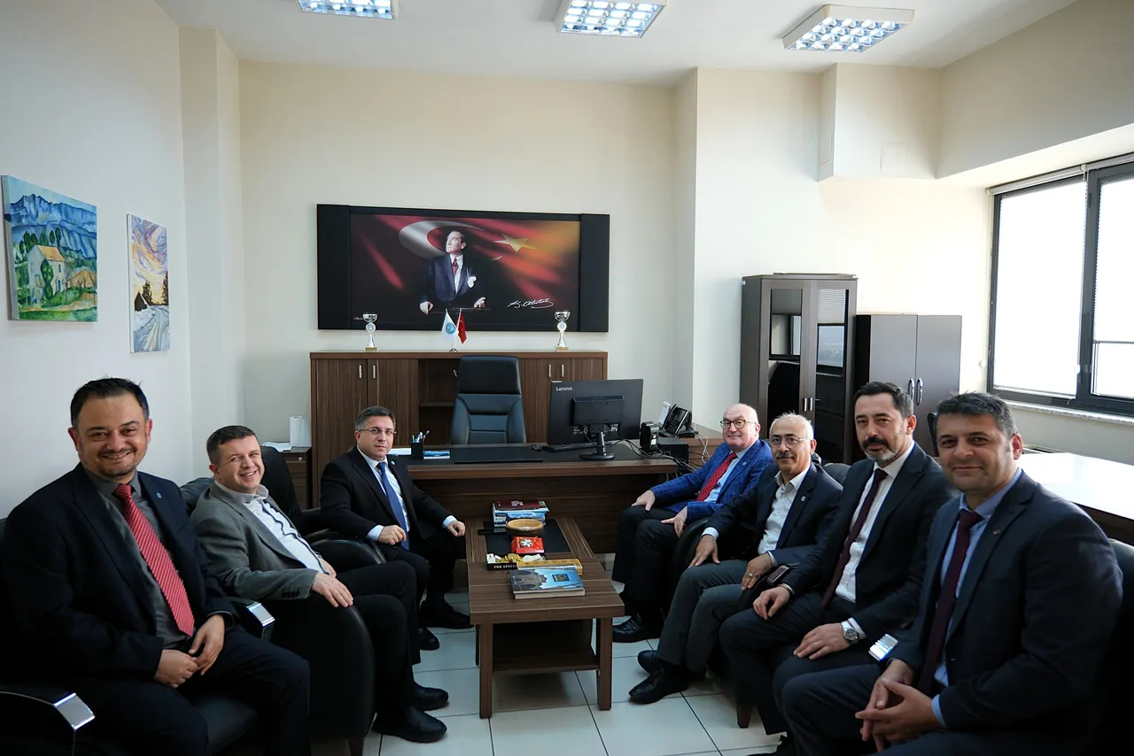 Rektör Oğurlu ve üniversite üst yönetimi, Genel Sekreter Soner Şahin’e hayırlı olsun ziyaretinde bulundu