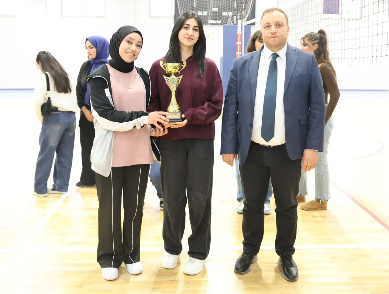 Bitlis Eren Üniversitesinde Cumhuriyet Kupası Voleybol Turnuvası ödül töreniyle sona erdi