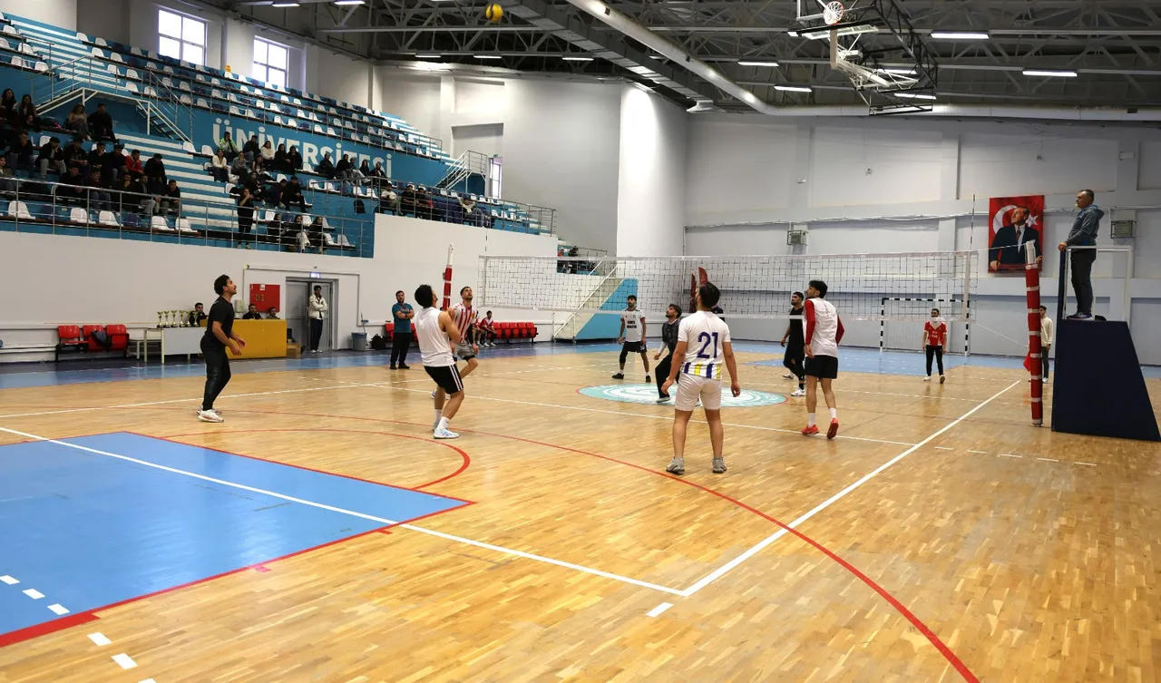 Bitlis Eren Üniversitesinde Cumhuriyet Kupası Voleybol Turnuvası ödül töreniyle sona erdi
