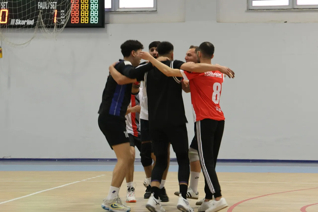 Bitlis Eren Üniversitesinde Cumhuriyet Kupası Voleybol Turnuvası ödül töreniyle sona erdi