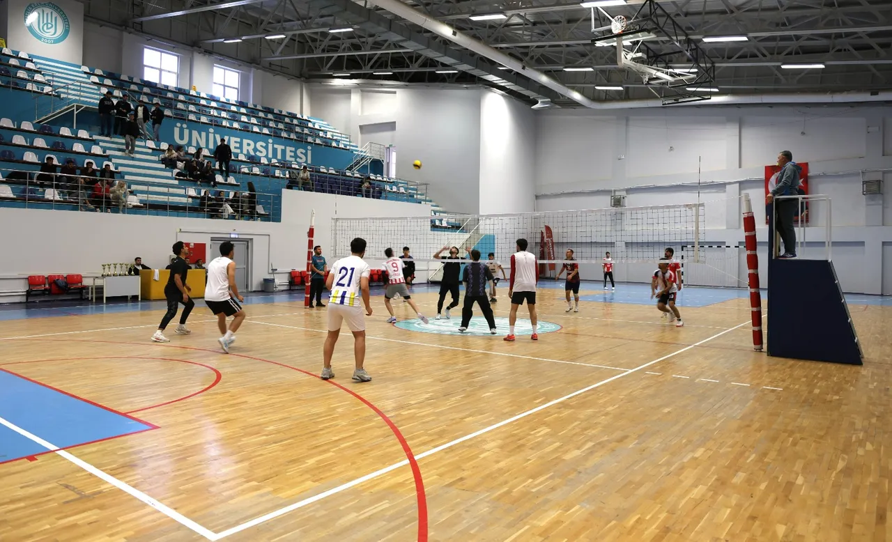 Bitlis Eren Üniversitesinde Cumhuriyet Kupası Voleybol Turnuvası ödül töreniyle sona erdi