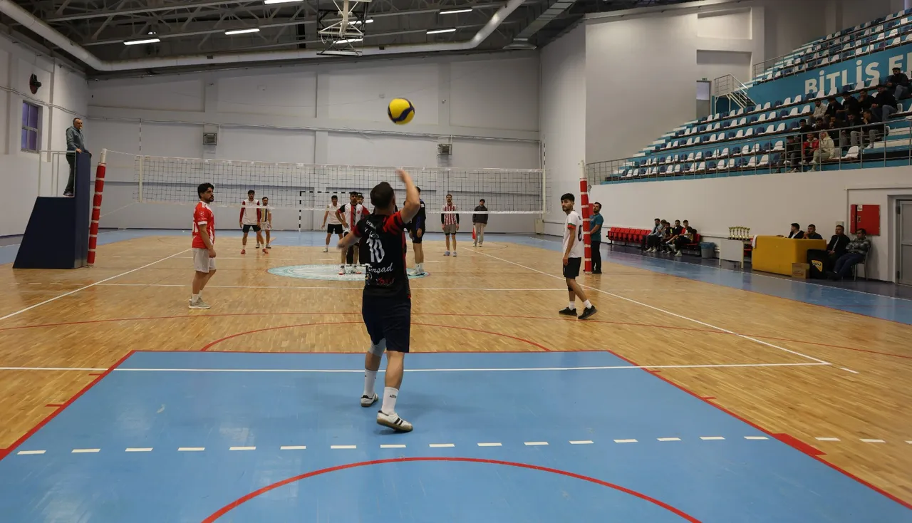 Bitlis Eren Üniversitesinde Cumhuriyet Kupası Voleybol Turnuvası ödül töreniyle sona erdi