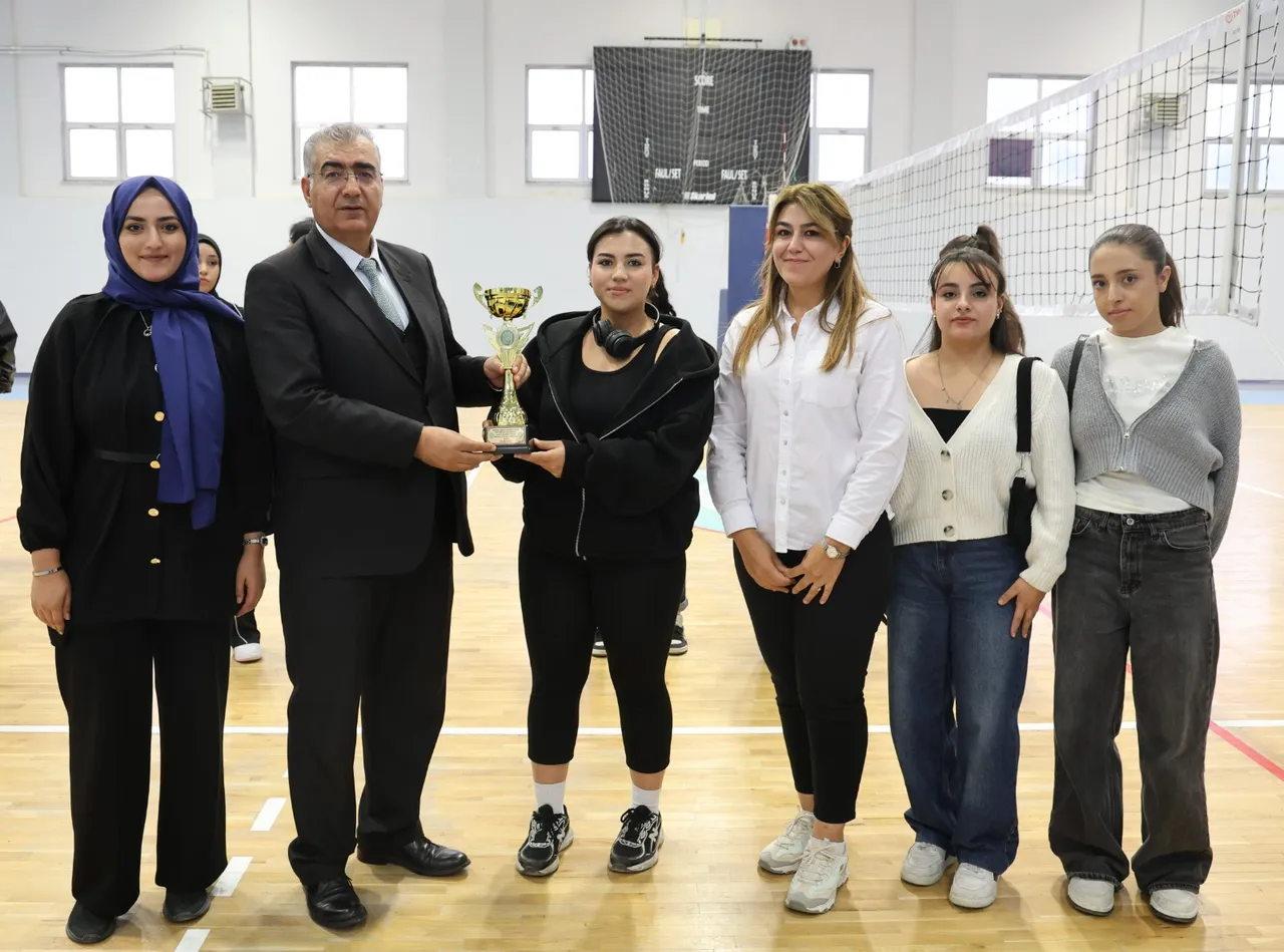 Bitlis Eren Üniversitesinde Cumhuriyet Kupası Voleybol Turnuvası ödül töreniyle sona erdi