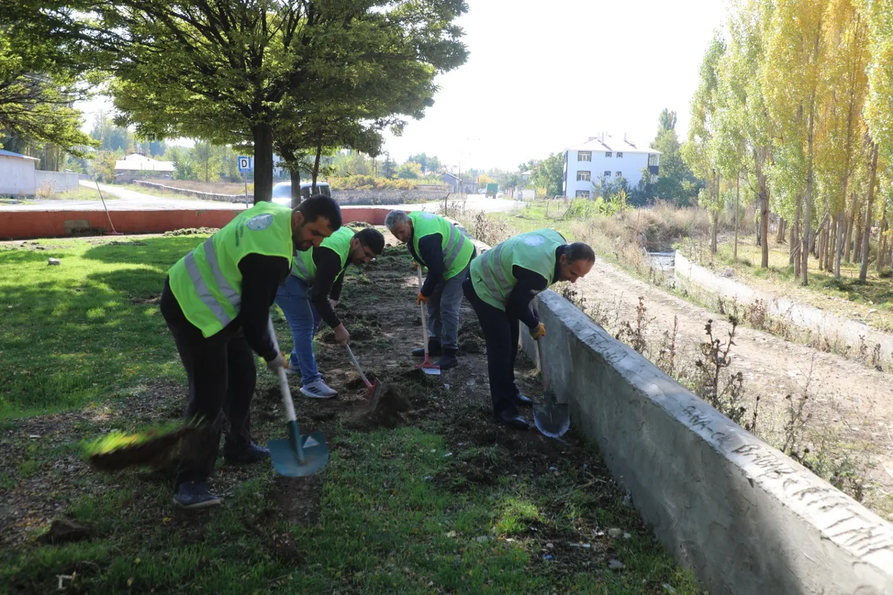 Erciş Belediyesi Çınarlı Mahallesi’nde park bakım ve çevre temizliği çalışması yaptı