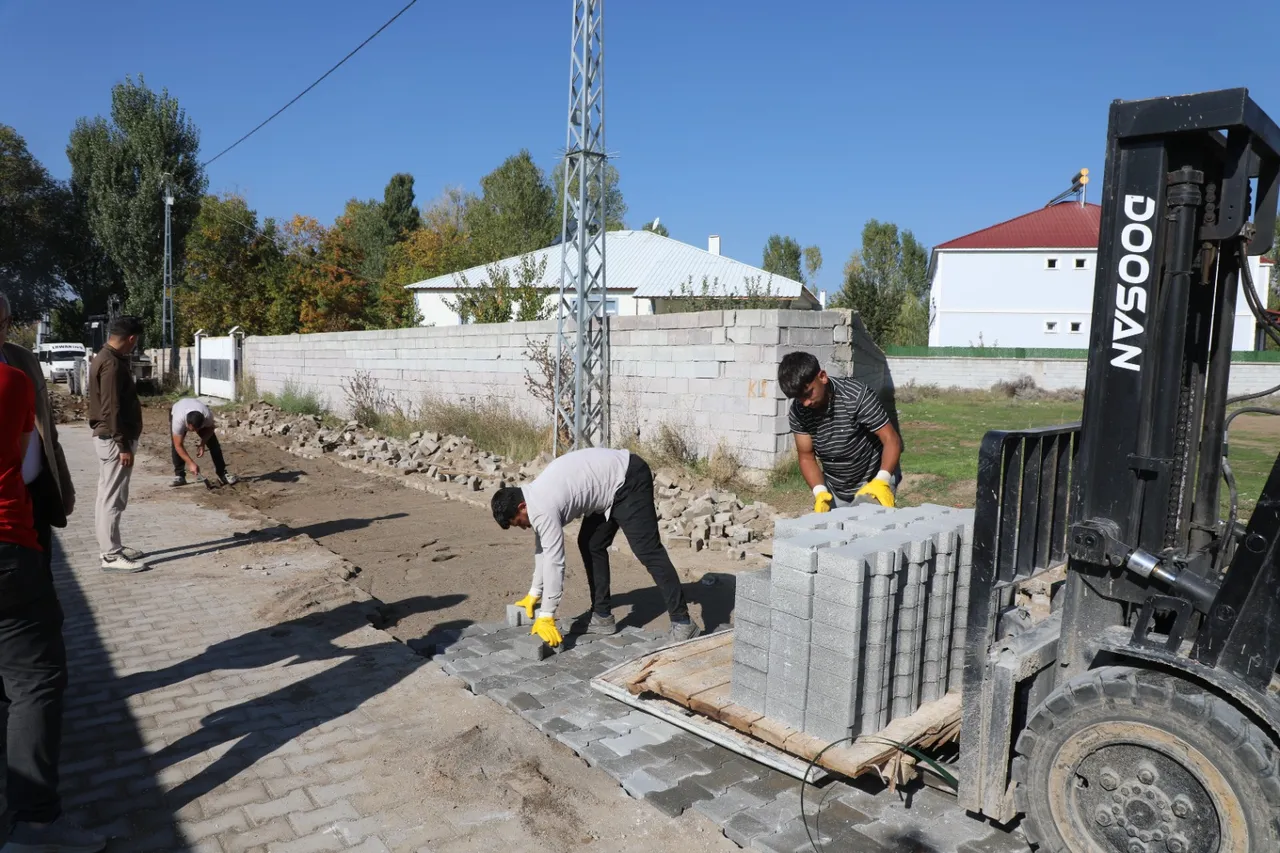 Erciş Belediyesi Alkanat Mahallesi’nde parke çalışması yaptı