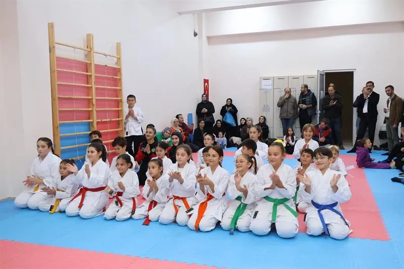 Ferizli Kaymakamı Kaya, Karate kursu kuşak terfi törenine katıldı