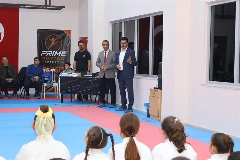 Ferizli Kaymakamı Kaya, Karate kursu kuşak terfi törenine katıldı
