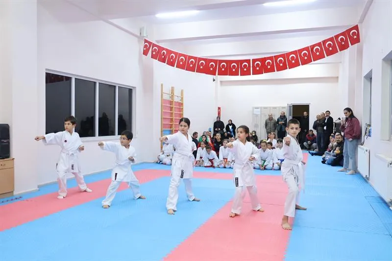 Ferizli Kaymakamı Kaya, Karate kursu kuşak terfi törenine katıldı