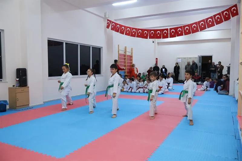 Ferizli Kaymakamı Kaya, Karate kursu kuşak terfi törenine katıldı